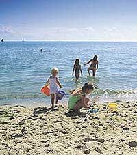 Kinder haben Spaß; am Strand