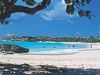 Weißer Sandstrand in der Mullet Bay auf St. Maarten