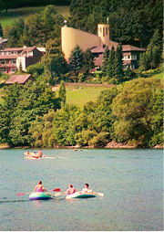 Listertalsperre bei Meinerzhagen mit der katholischen Kirche St. Peter am See